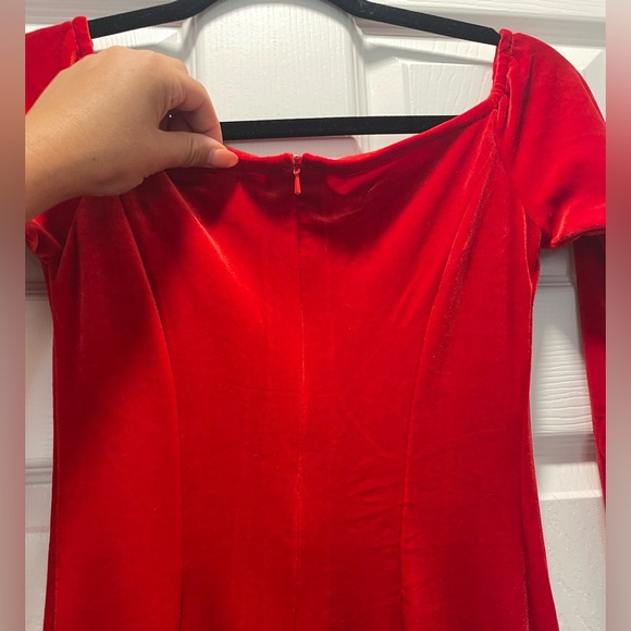 Beautiful Red off-the shoulder velvet dress - Picture 5 of 7